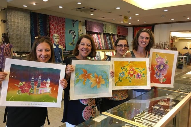 visitors-painting-malaysian-batik