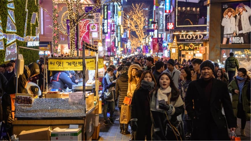 Blog_People-walking-in-street-of-Seoul-winter.