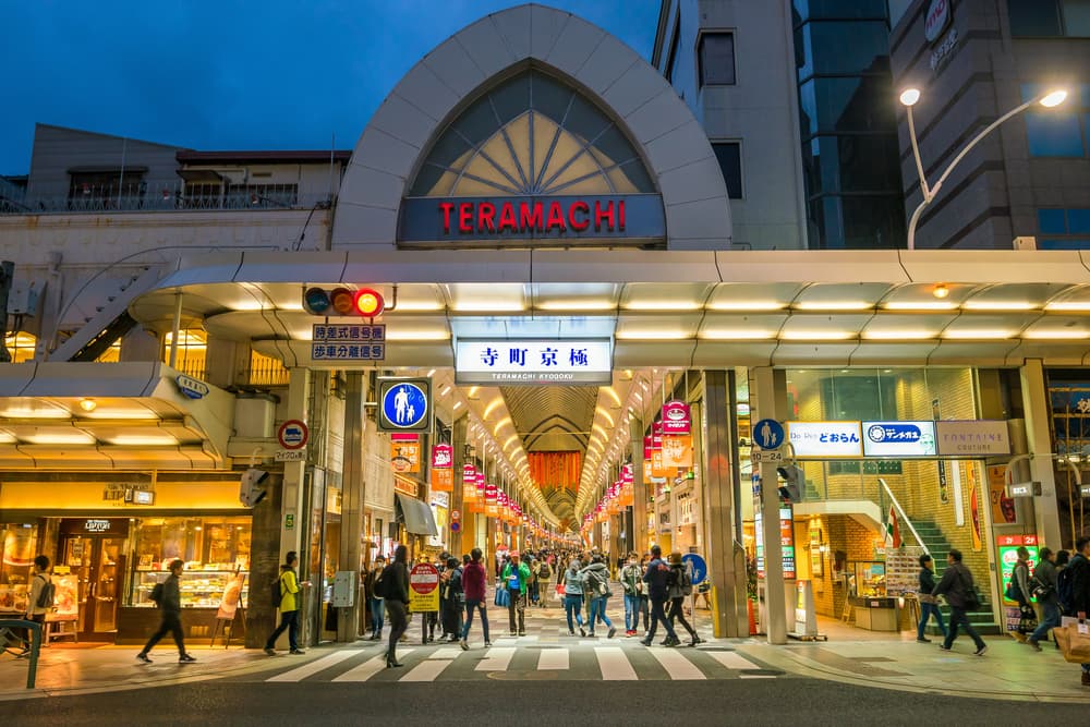  Tourists at the walkway of Nishiki market in Kyoto, Japan
