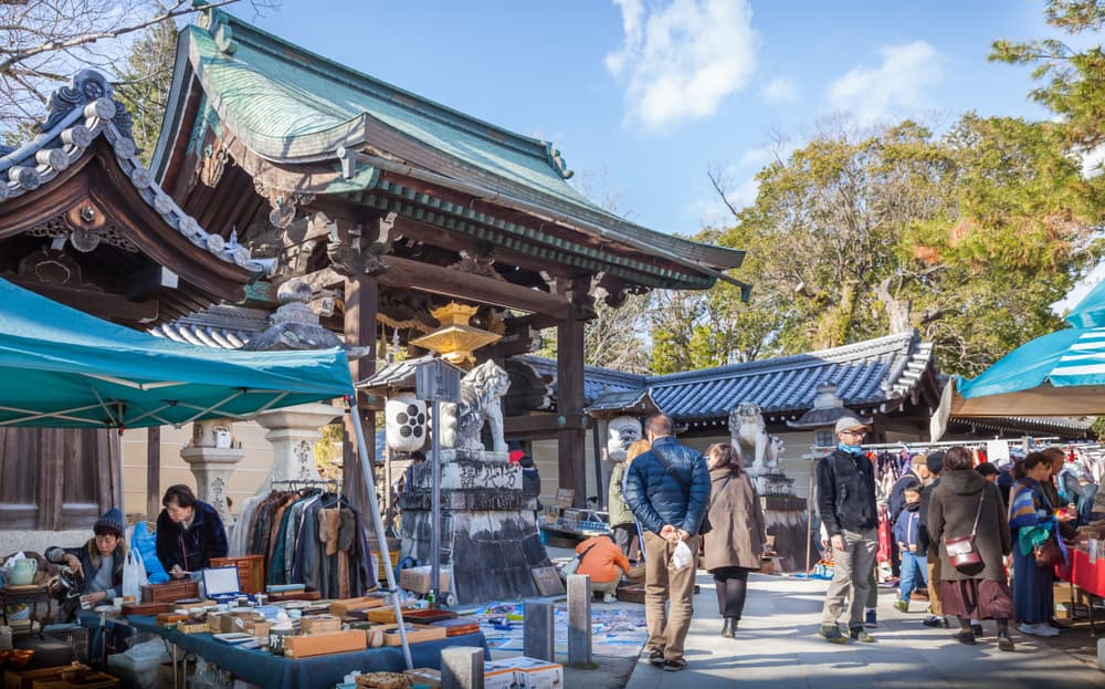 East gate of Kitano Tenmangu Shrine and people shopping in Tenjin-ichi antique market