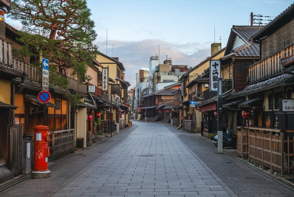 Hanamikoji dori Street, a main street spans a length of around 1 km crossing Gion north to south in Kyoto, Japan.