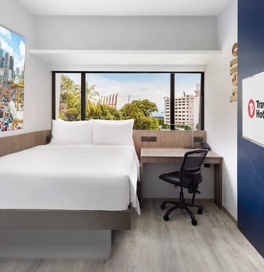 travelodge-harbourfront_Room-Deluxe-Queen