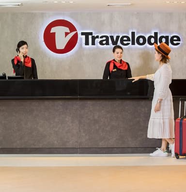travelodge-sukhumvit11_Lobby-front-desk2