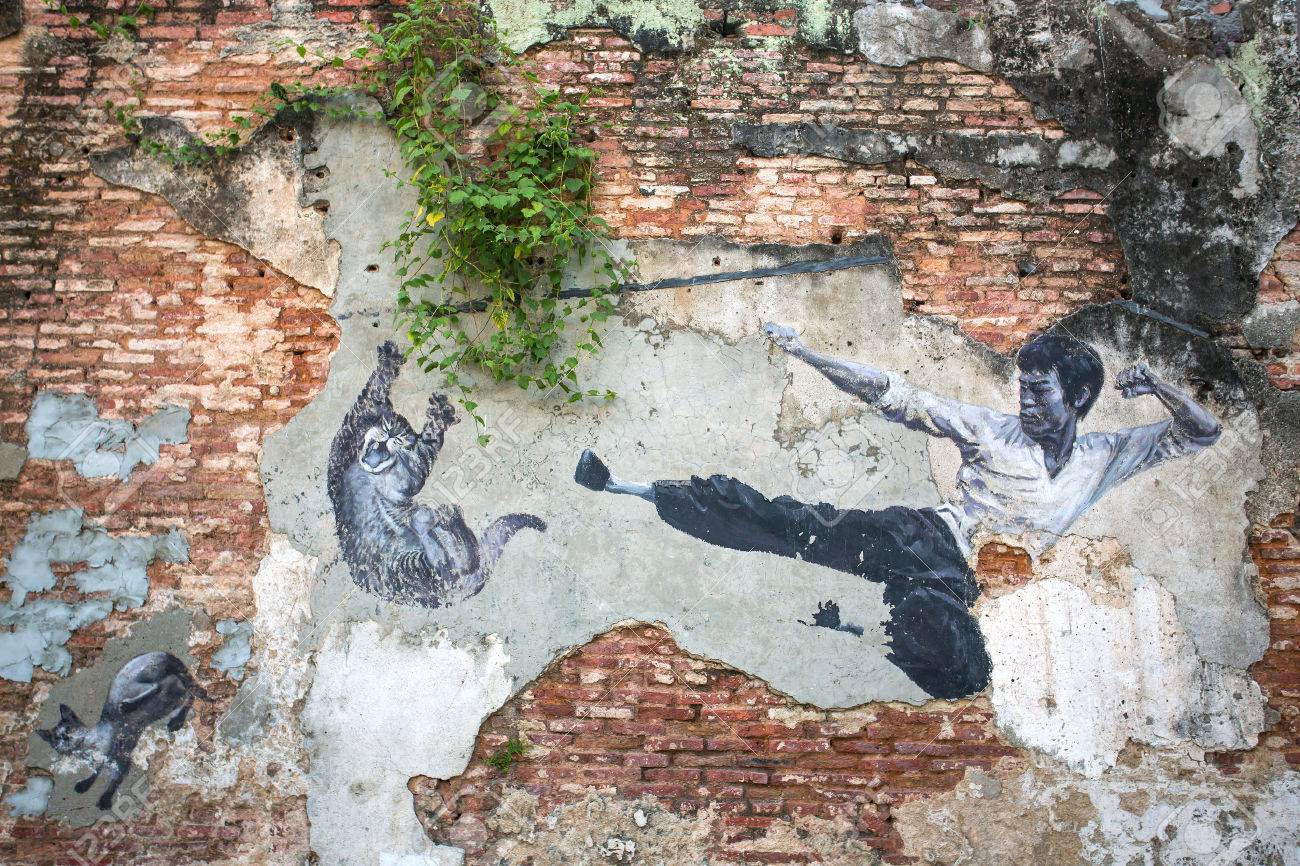 the-real-bruce-lee-would-never-do-this-street-mural