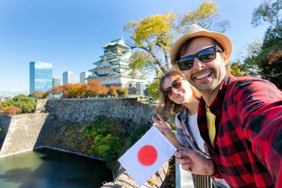 tourist-couple-taking-selfie-japan