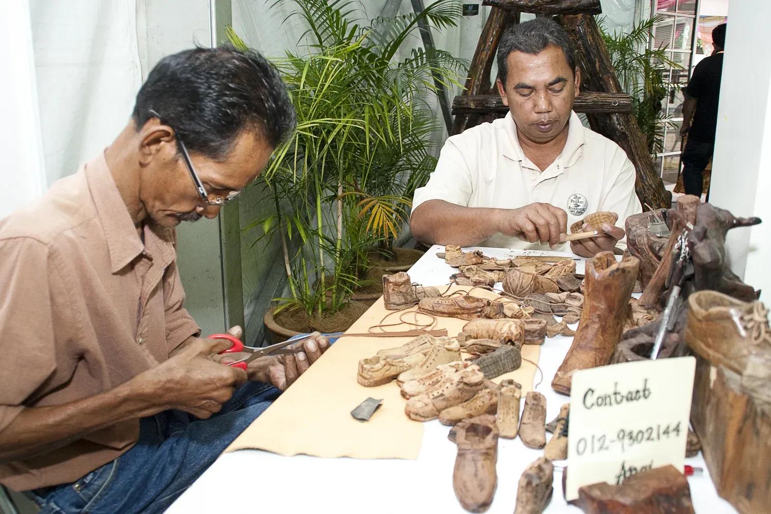 kuala-lumpur-malaysia-wood-carving