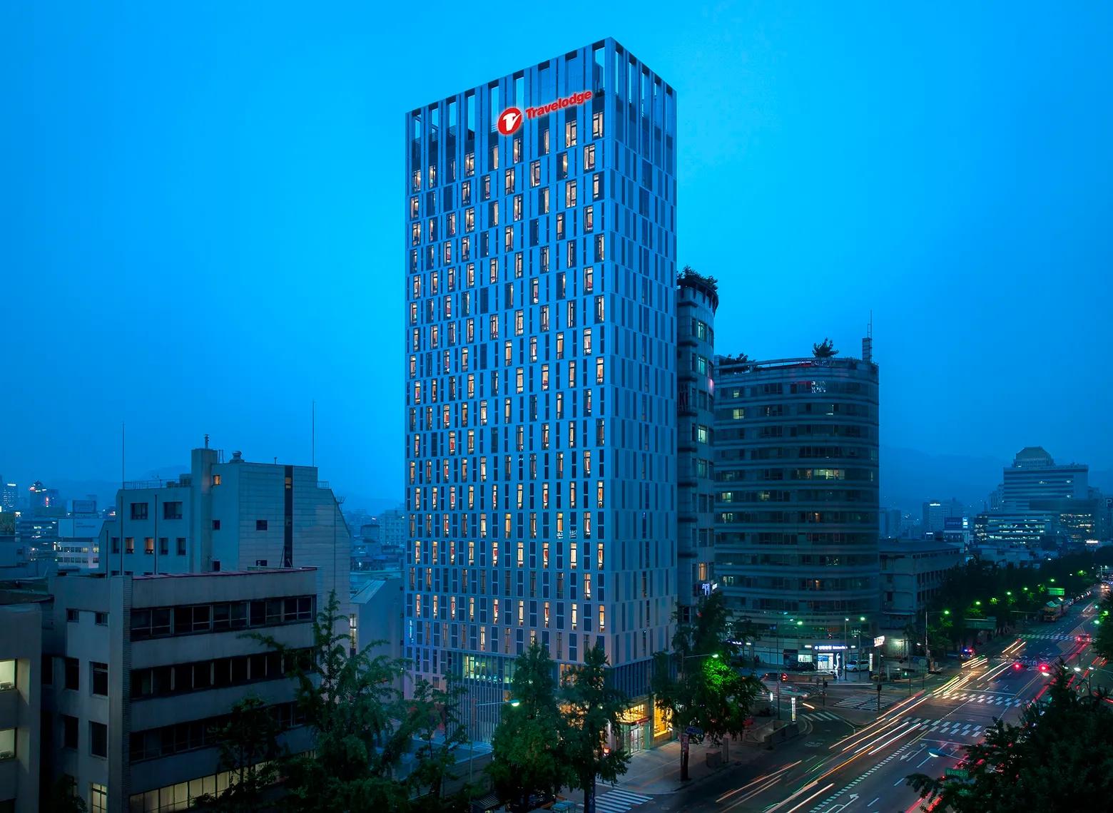 travelodge-dongdaemun-seoul-exterior-night