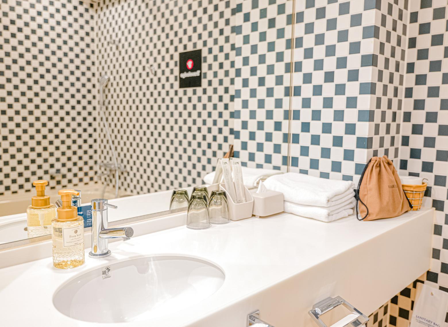 TLHO-Deluxe Queen Room-Bathroom-1.png
