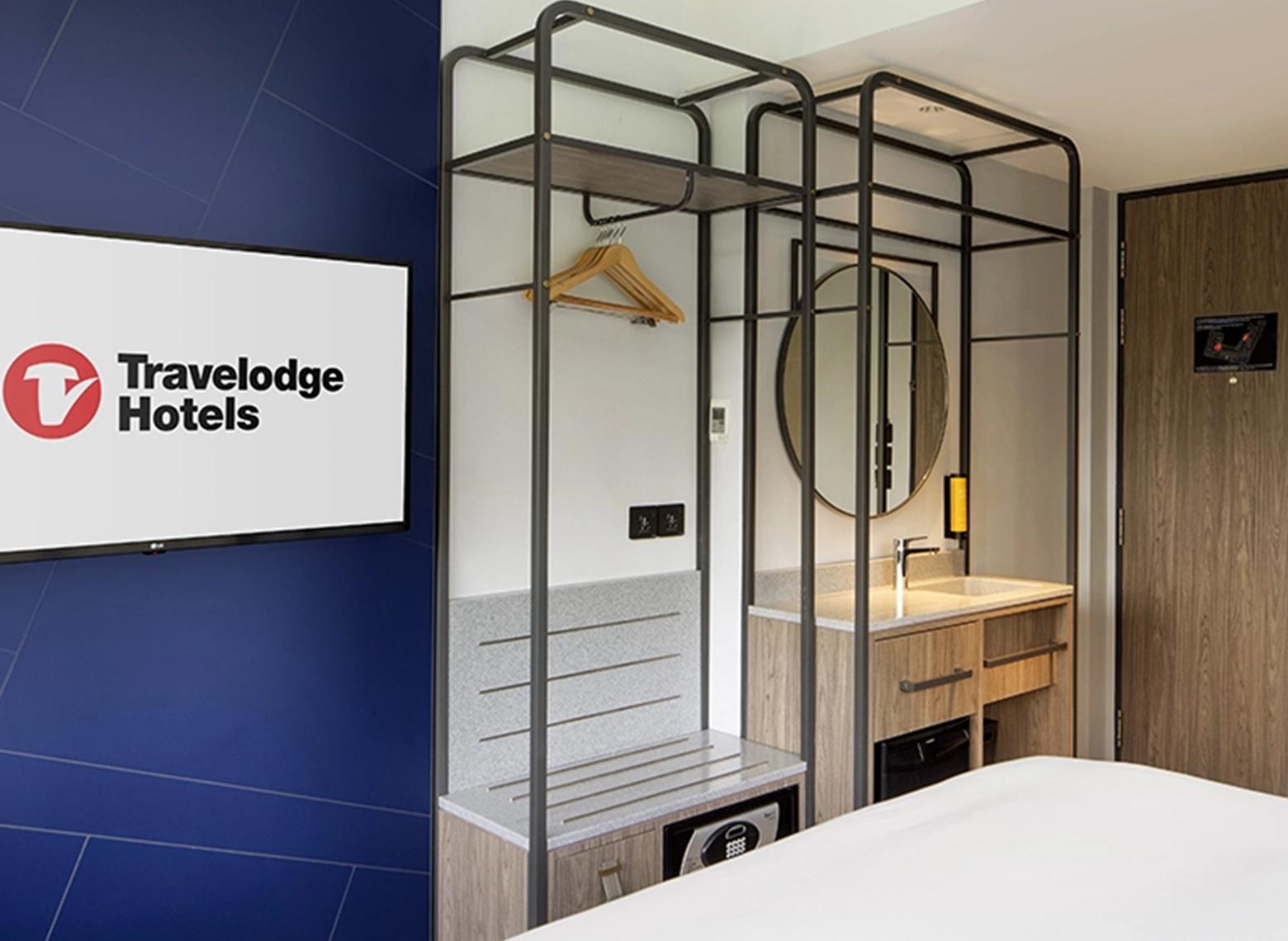 travelodge-harbourfront-Deluxe-Plus-Queen