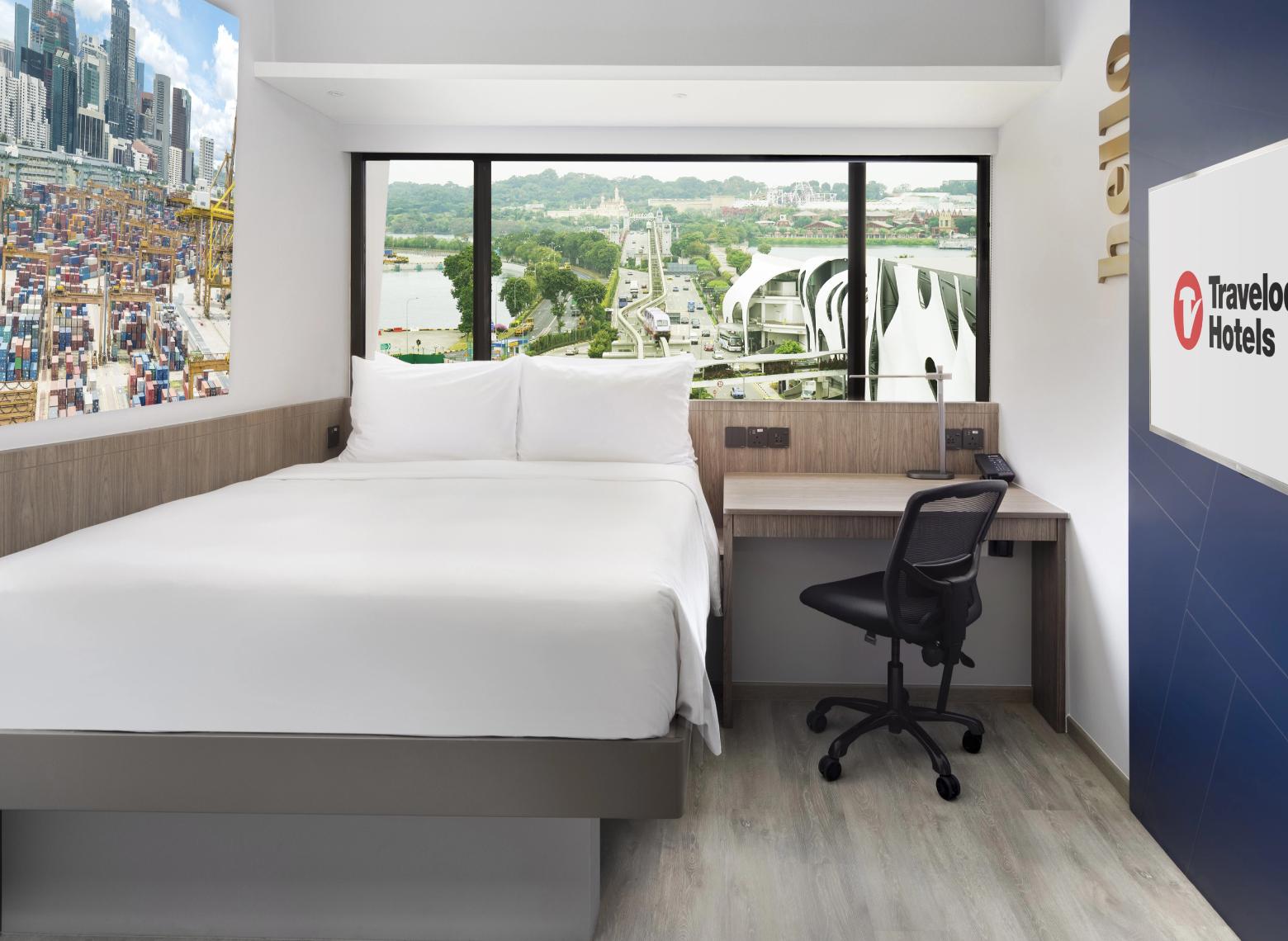 travelodge-harbourfront-Room-Sentosa-Queen