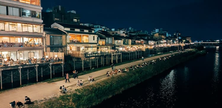 #TrevorDiscover De bedste Kamo-flodrestauranter til at spise ved floden i Kyoto