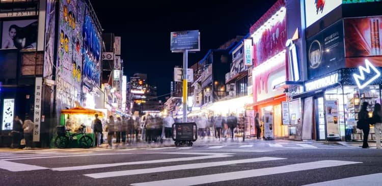 Průvodce nočním trhem Myeongdong: Tipy na jídlo, nakupování a cestování