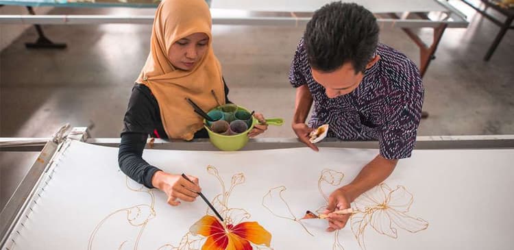 Dimenticate i souvenir generici: create i vostri in un laboratorio di arte tradizionale a Kuala Lumpur.