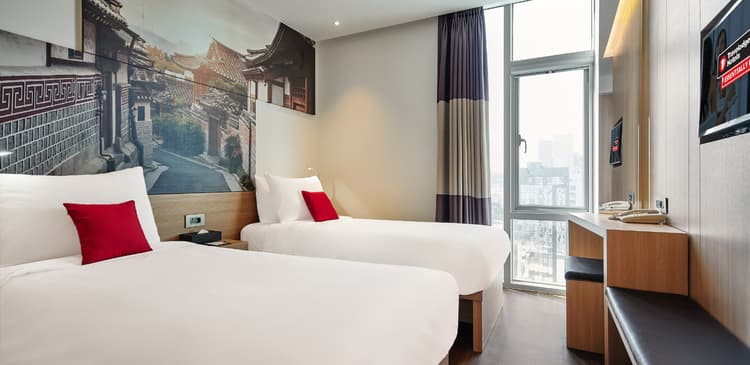 Hotel Room Types Explained: Standard, Superior, Deluxe & Family Rooms