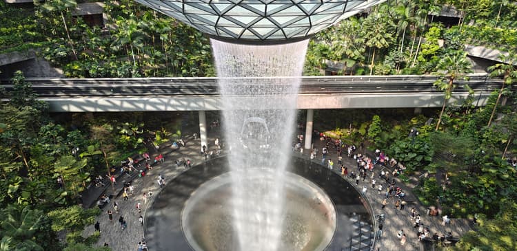 Hvordan komme seg til Jewel Changi Airport fra Terminal 1 og 2
